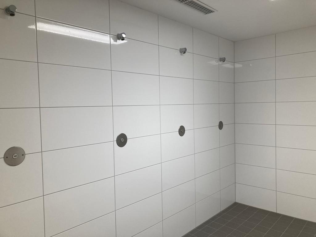 Duschen in einer Sporthalle.