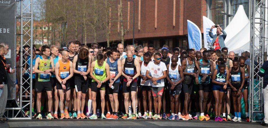 Läuferinnen und Läufer beim Enschede Marathon.