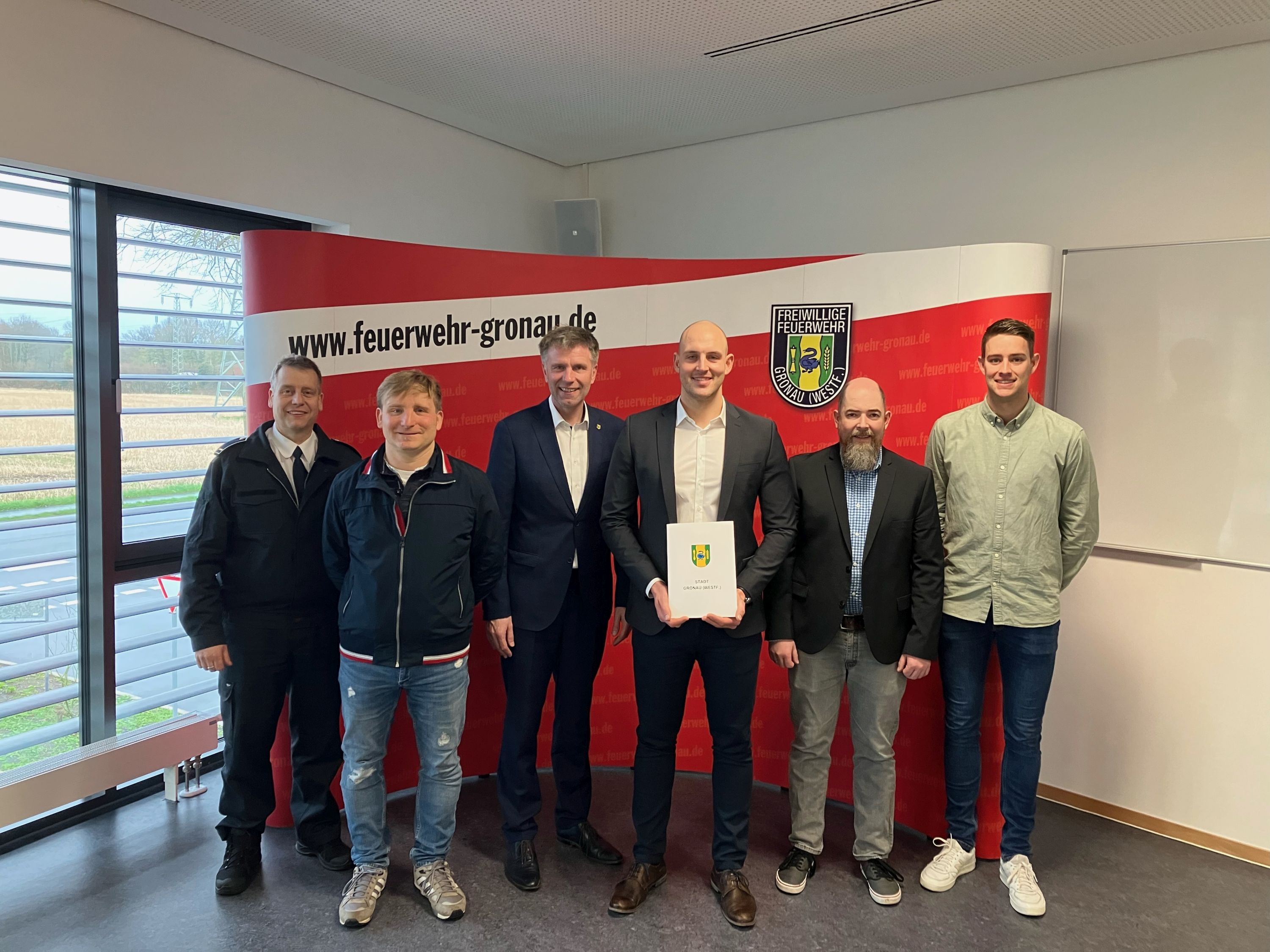 Bürgermeister Rainer Doetkotte hat Torsten Schlottbohm die Urkunde überreicht.