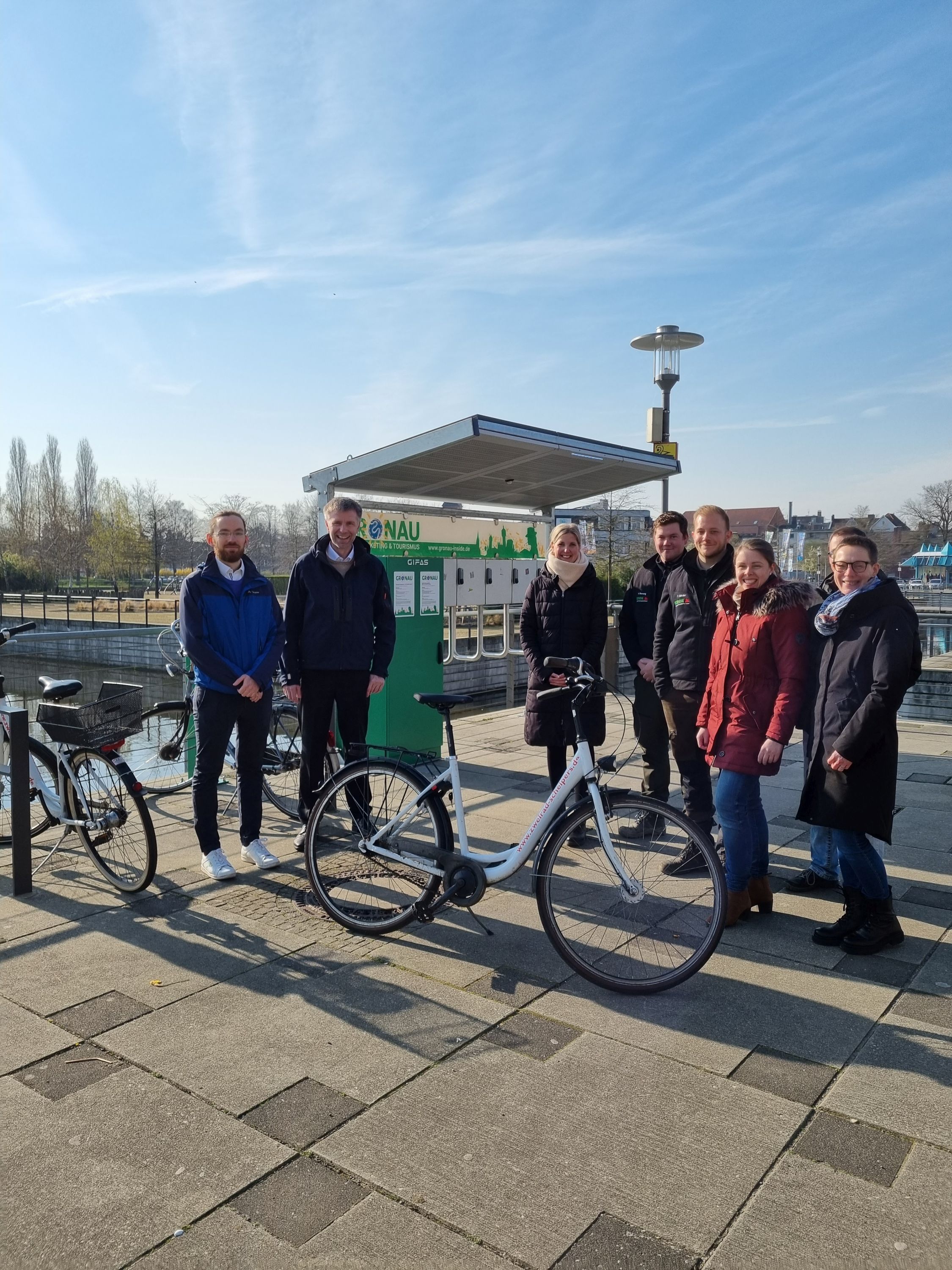 Fabian Wagner (Bezirksregierung Münster), Bürgermeister Rainer Doetkotte, Vertreter:innen des Kulturbüros und Tanja Diekmann (Stadt Gronau).