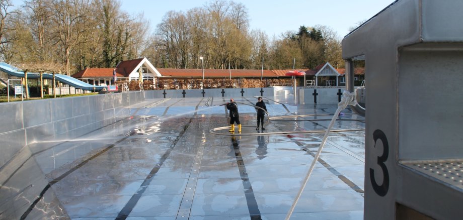 Das Schwimmbecken des Freibades wird gereinigt.