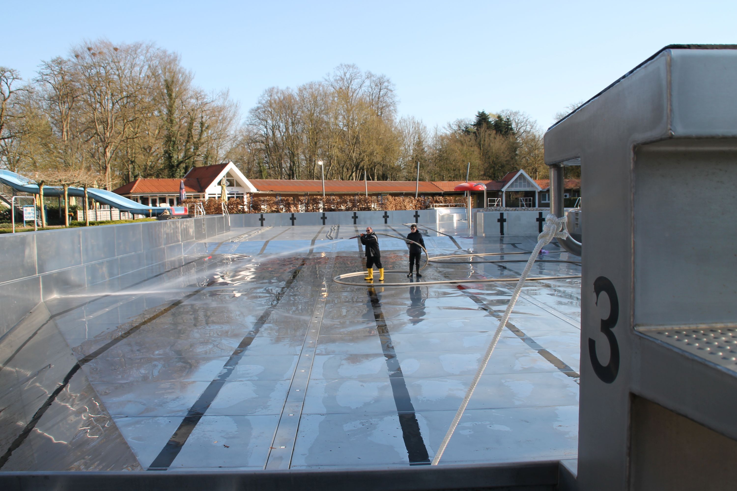 Das Schwimmbecken des Freibades wird gereinigt.