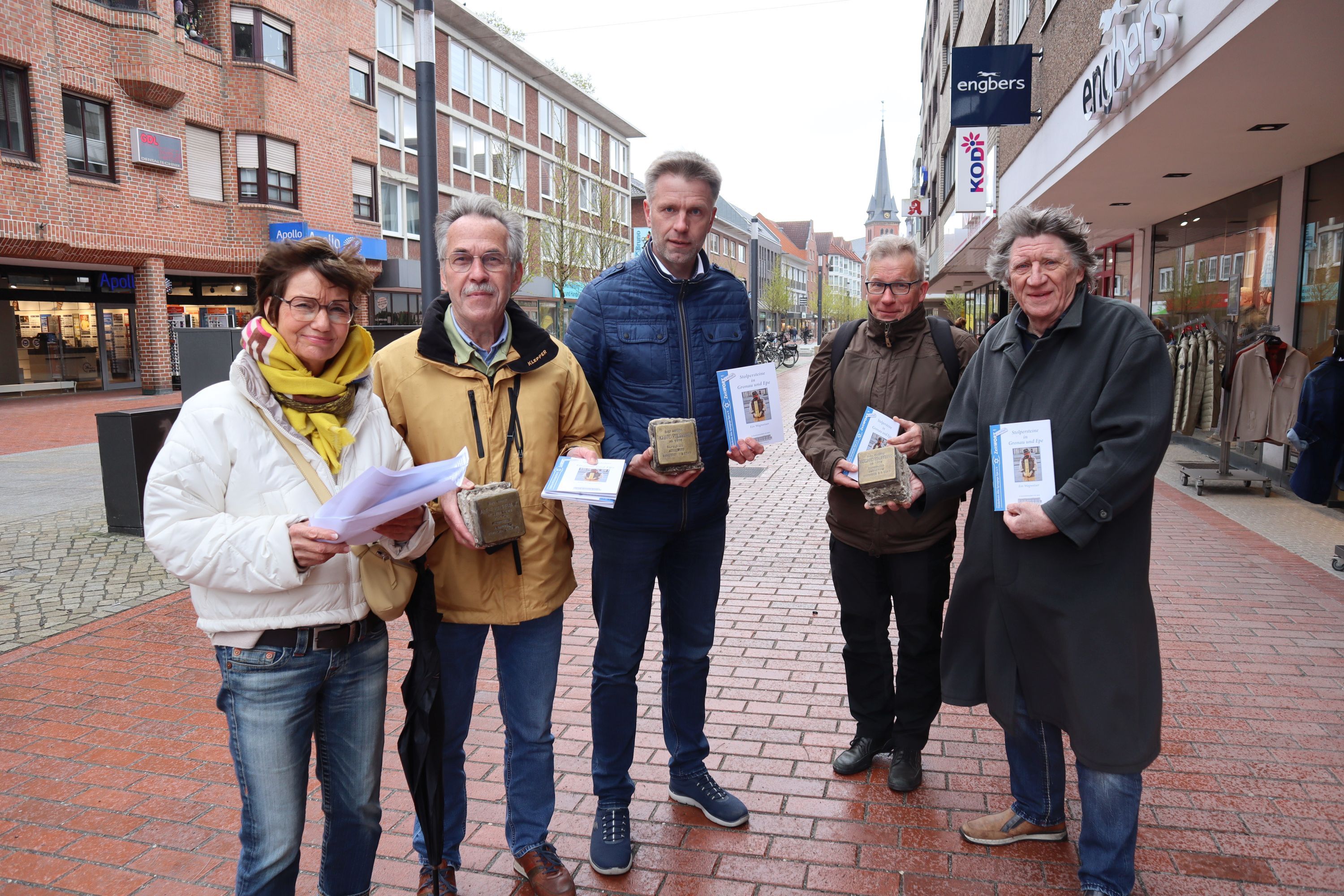 Mitglieder des Förderkreises Alte Synagoge und Bürgermeister Doetkotte mit der neuen Broschüre 