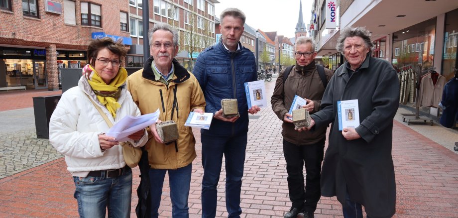 Mitglieder des Förderkreises Alte Synagoge und Bürgermeister Doetkotte mit der neuen Broschüre 