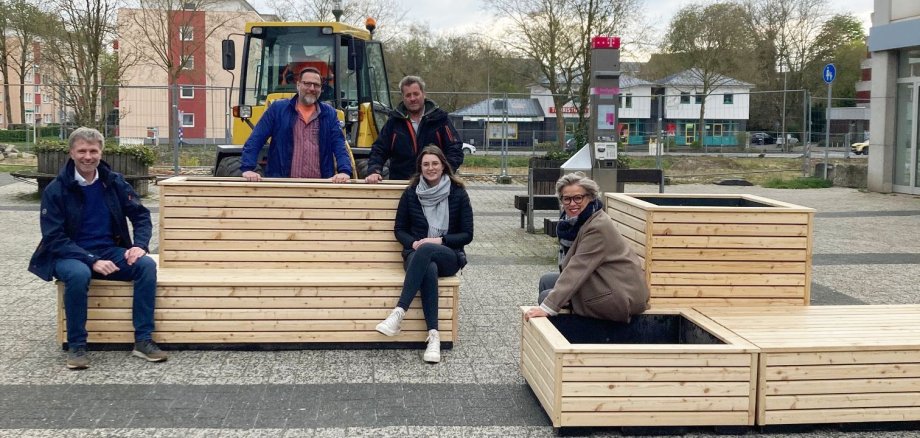 v.l.n.r. Bürgermeister Rainer Doetkotte, Frank Schulte – Cityring, Siegfried Aulenkamp – Zimmerei Aulenkamp, Alina Epping – Wirtschaftsförderung Gronau, Elke Rinke – Stadtmarketing Gronau.