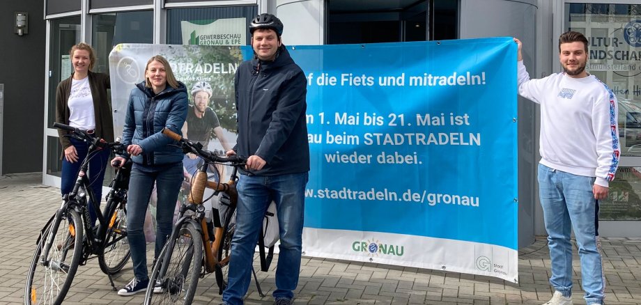 Mitarbeitende der Stadt Gronau mit Fahrrädern und einem STADTRADELN-Banner.