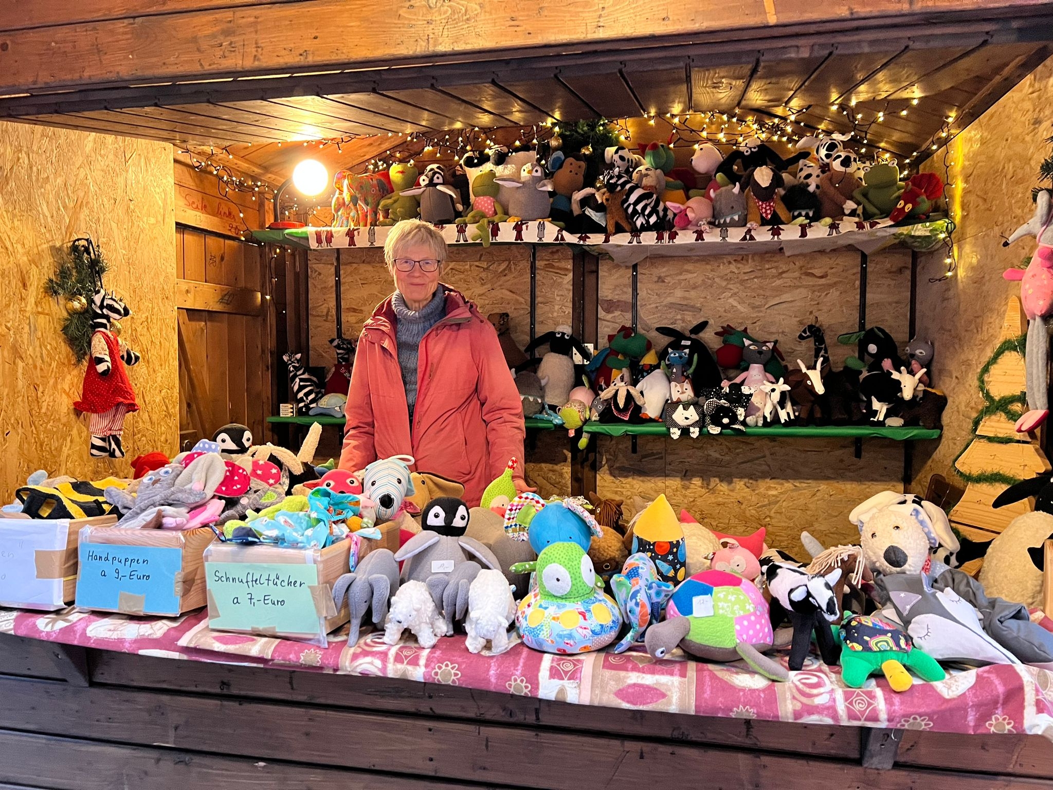 Eine Standbetreiberin auf dem Weihnachtsmarkt.