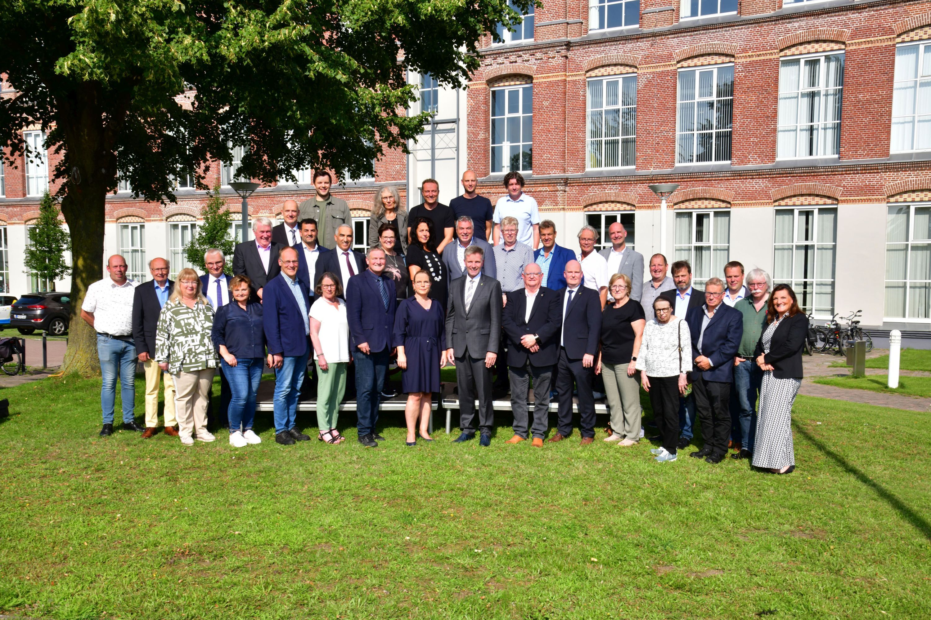 Bürgermeister Rainer Doetkotte gemeinsam mit den Ratsmitgliedern, der Ersten Beigeordneten Sandra Cichon, Stadtbaurat Ralf Groß-Holtick, dem Kämmerer Jörg Eising und dem Stadtarchivar Gerd Lippert.