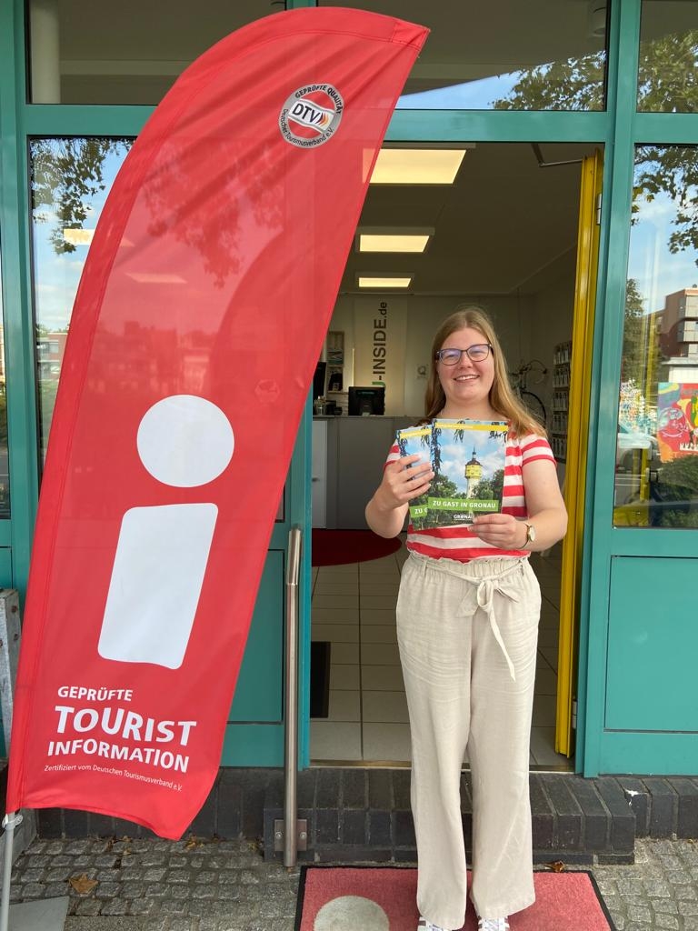 Mitarbeiterin des Stadtmarketing präsentiert das neue Gastgeberverzeichnis