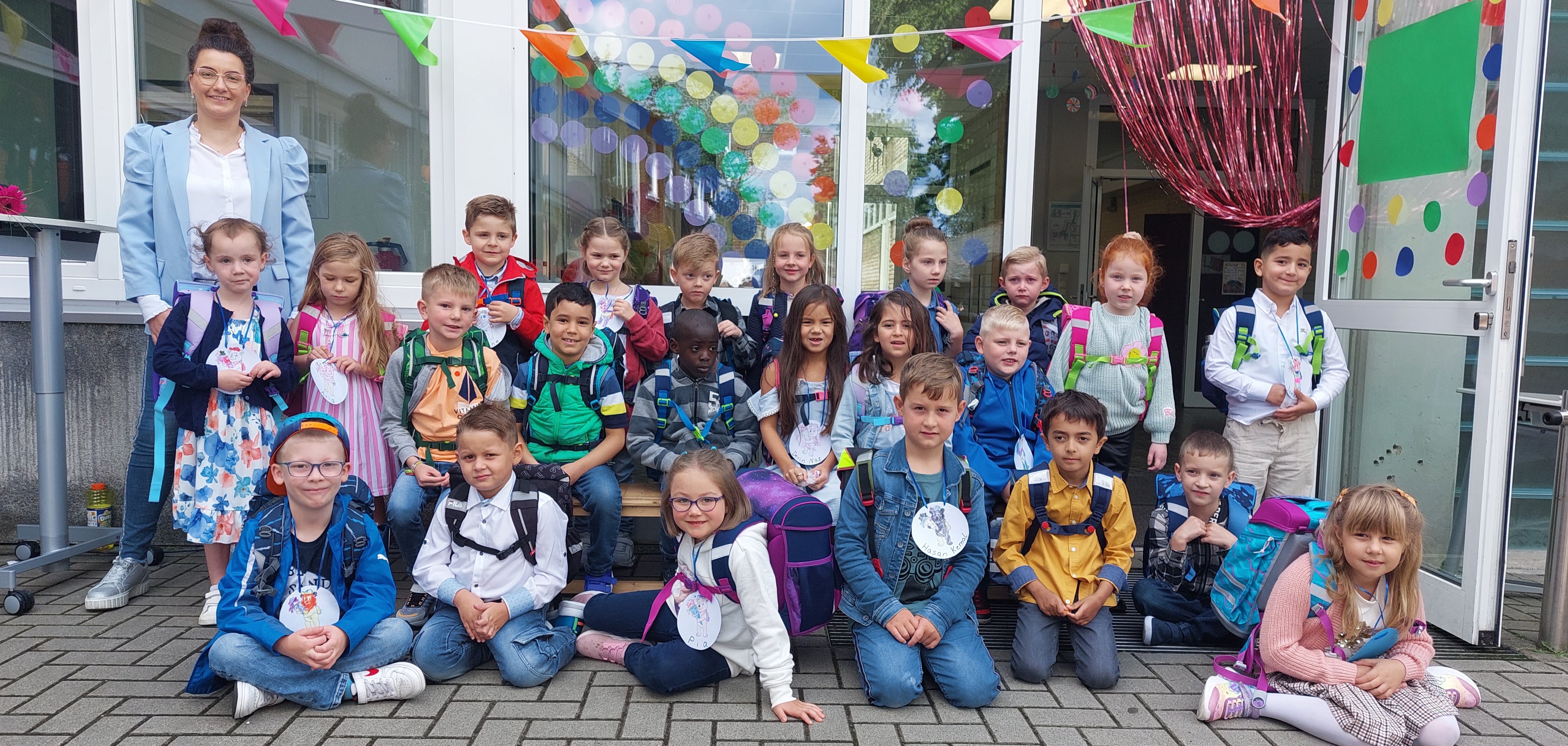 Städtische neue Grundschule_Neu eingesculte Schulkinder mit ihrer Klassenlehrerin 