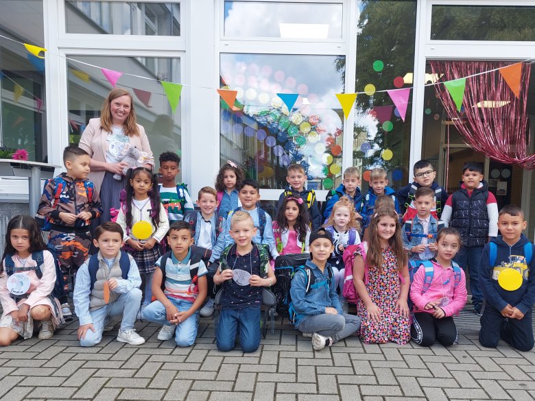 Städtische neue Grundschule_Neu eingeschulte Schulkinder mit ihrer Klassenlehrerin