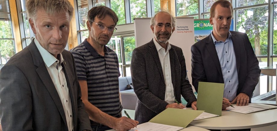 (v.l.n.r.): Bürgermeister Rainer Doetkotte, BIK-Vorsitzender Holger Perrevort, Dr. Andreas Müterthies von EFTAS und Prof. Dr. Tobias Rudolph von der THGA unterzeichnen den Kooperationsvertrag.