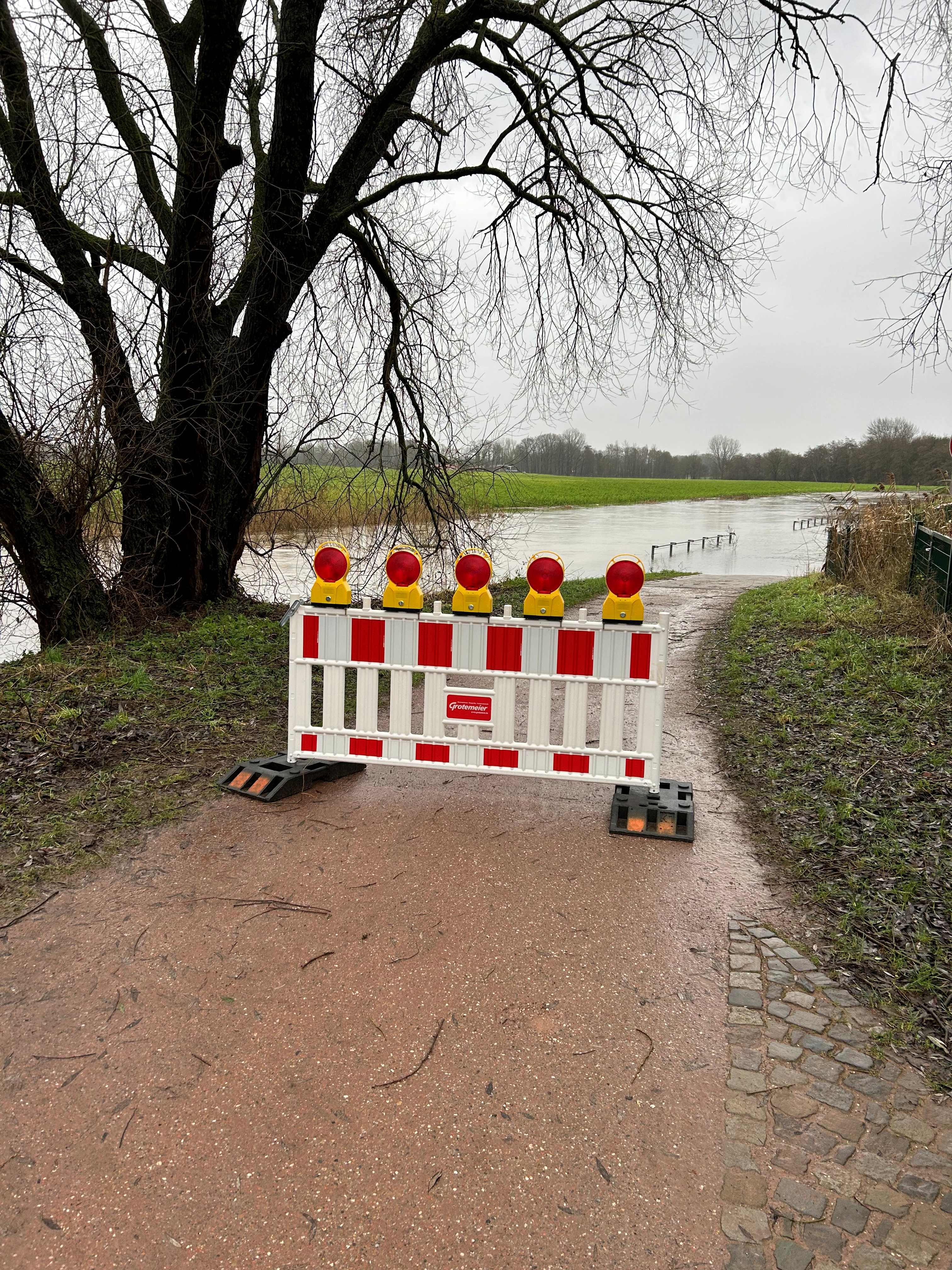 Absperrung entlang der Dinkel.