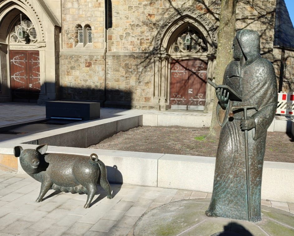 Das Schwein mit dem Heiligen St. Antonius vor der St. Antonius-Kirche