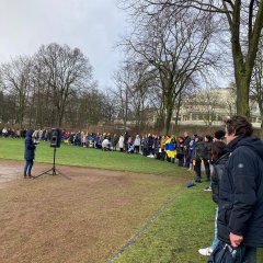 Die Menschenkette an der Allee.