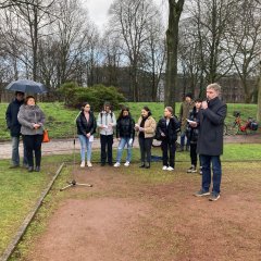 Bürgermeister Doetkotte und Schüler an der Allee des Friedens.