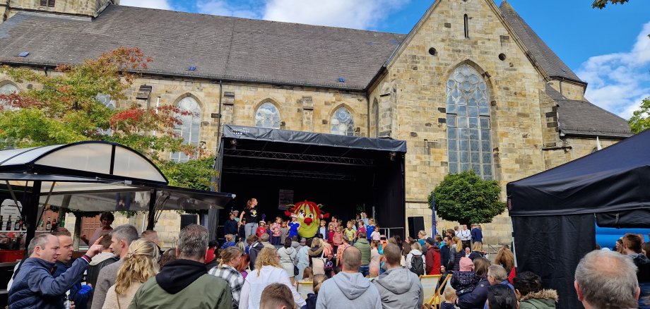 Menschen beim Frühlingsfest vor der St. Agatha Kirche