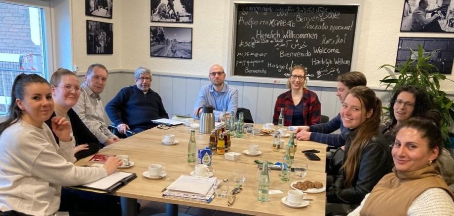 Gruppe von Menschen beim Informationsaustausch im Haus der Begegnung