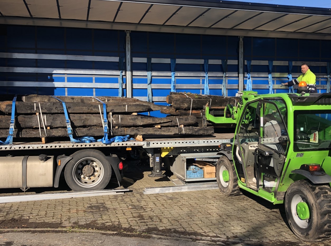 Eichenbalken aus der Hertie-Grube auf einem Stapel