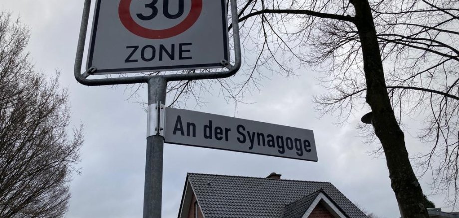 Das Straßenschild an der Synagoge.