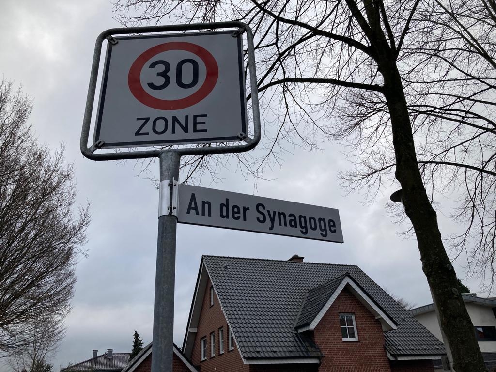 Das Straßenschild an der Synagoge.