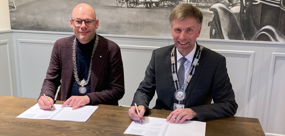 Bürgermeister Bleker (Gemeente Enschede) und Bürgermeister Doetkotte (Stadt Gronau) unterschreiben den Letter of Intent.