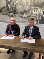 Bürgermeister Bleker (Gemeente Enschede) und Bürgermeister Doetkotte (Stadt Gronau) unterschreiben den Letter of Intent. Bürgermeister Bleker (Gemeente Enschede) und Bürgermeister Doetkotte (Stadt Gronau) unterschreiben den Letter of Intent.