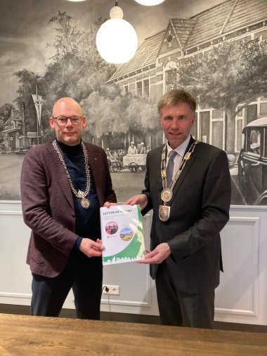 Bürgermeister Bleker (Gemeente Enschede) und Bürgermeister Doetkotte (Stadt Gronau) mit dem Letter of Intent.