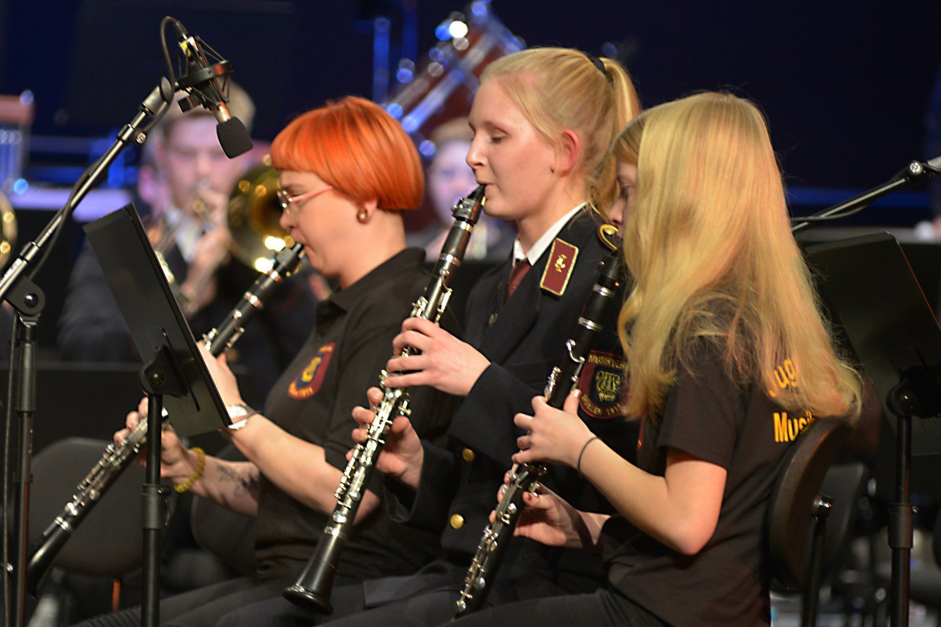 Drei Frauen mit einem Musikinstrument