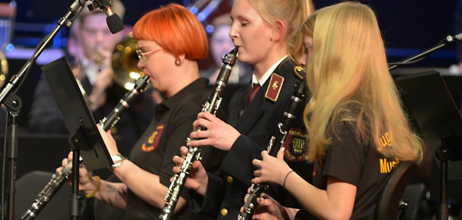 Drei Frauen mit einem Musikinstrument