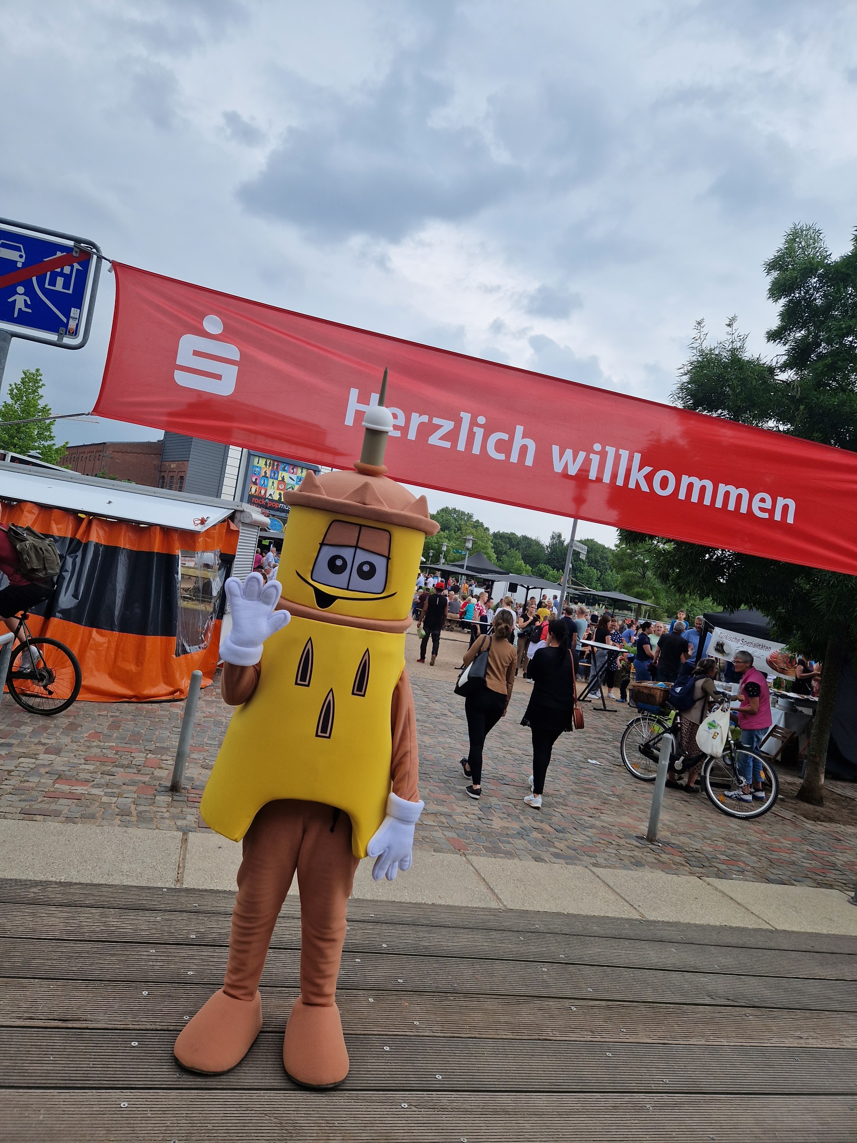 LagaKoller: Maskottchen auf dem LagaKoller winkt in die Kamera