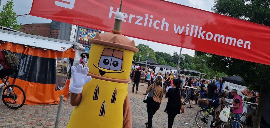 LagaKoller: Maskottchen auf dem LagaKoller winkt in die Kamera
