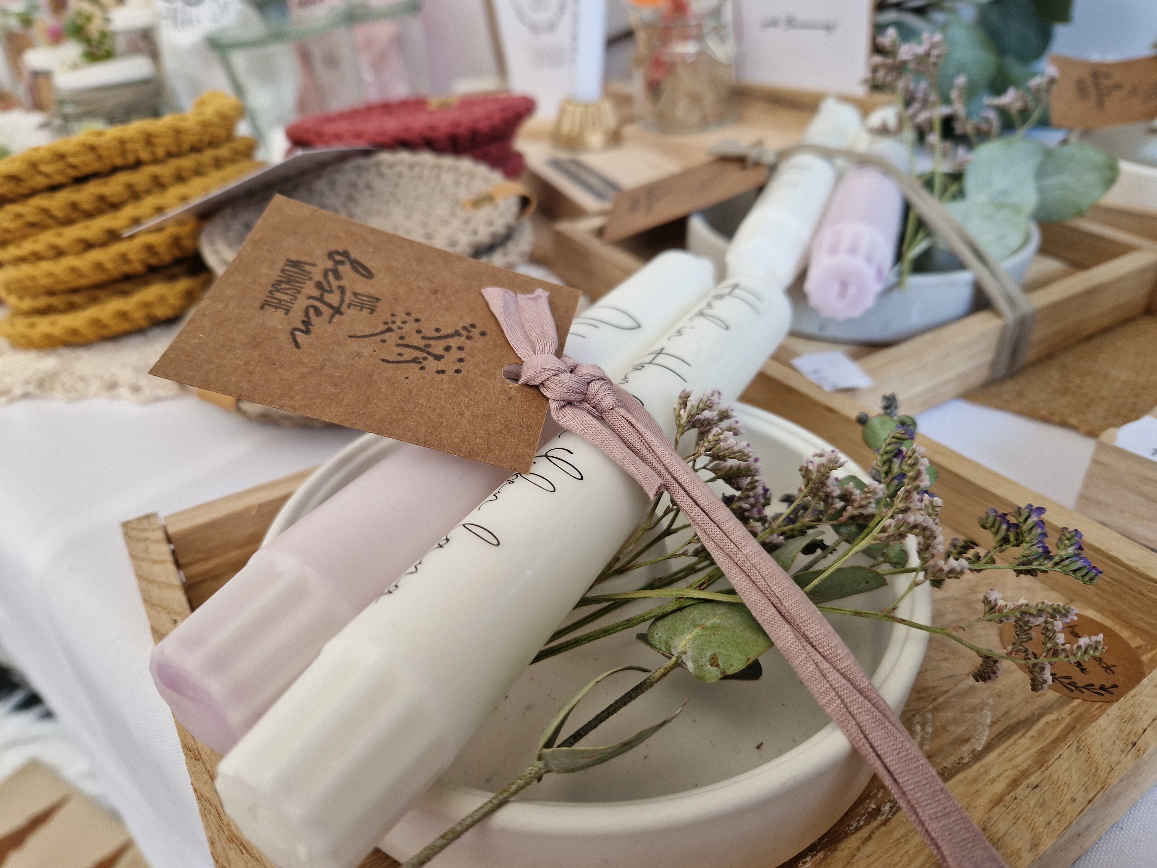 Michaelismarkt 2023: Beispielfoto von einem dekoriertem Tisch mit einem Geschenkset. 