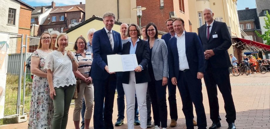 Ministerin für Heimat, Kommunales, Bau und Digitalisierung des Landes Nordrhein-Westfalen, Ina Scharrenbach, übergibt den Förderbescheid an Bürgermeister Rainer Doetkotte.