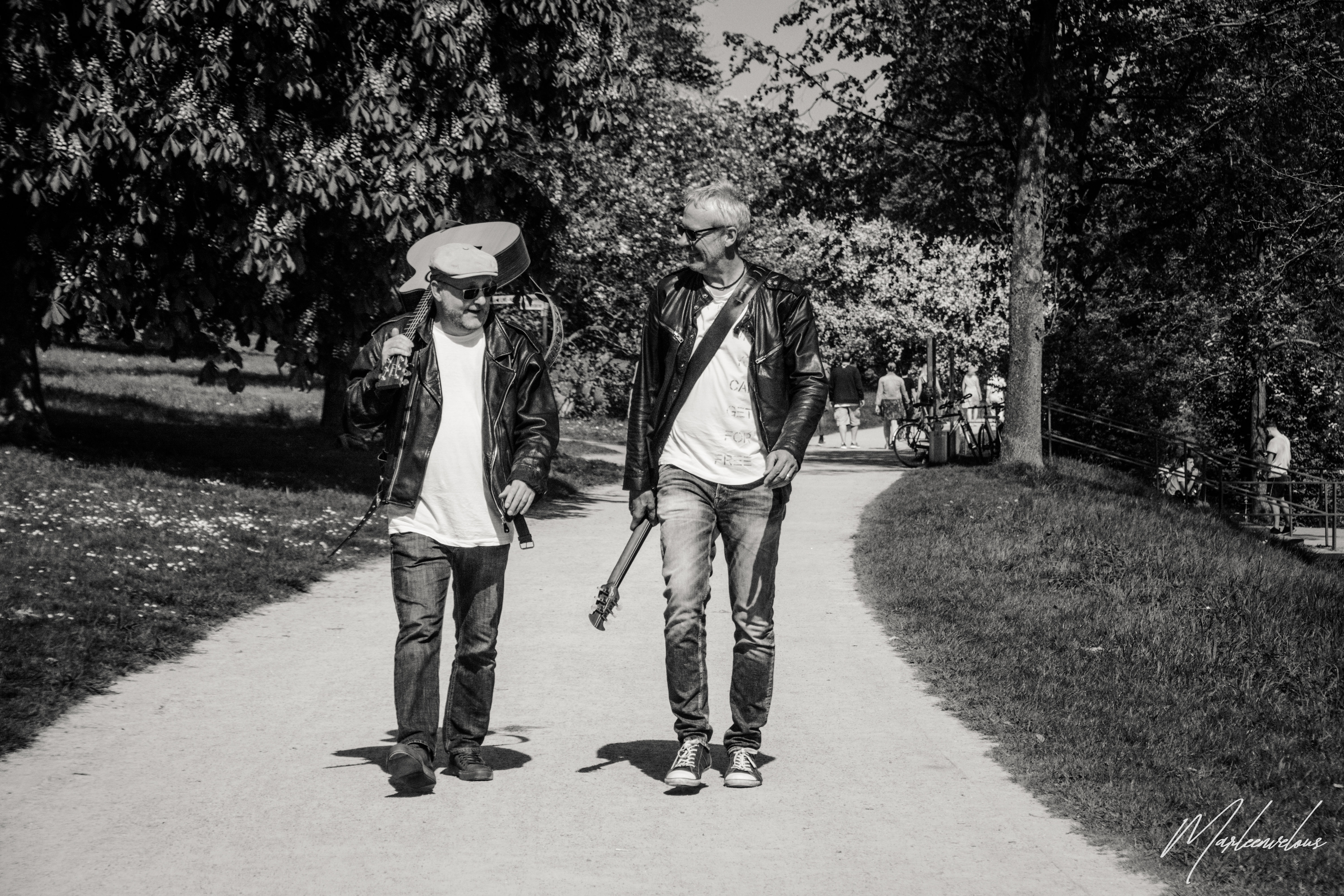 Musiker der Band Schallermann auf dem Weg zu einem Auftritt