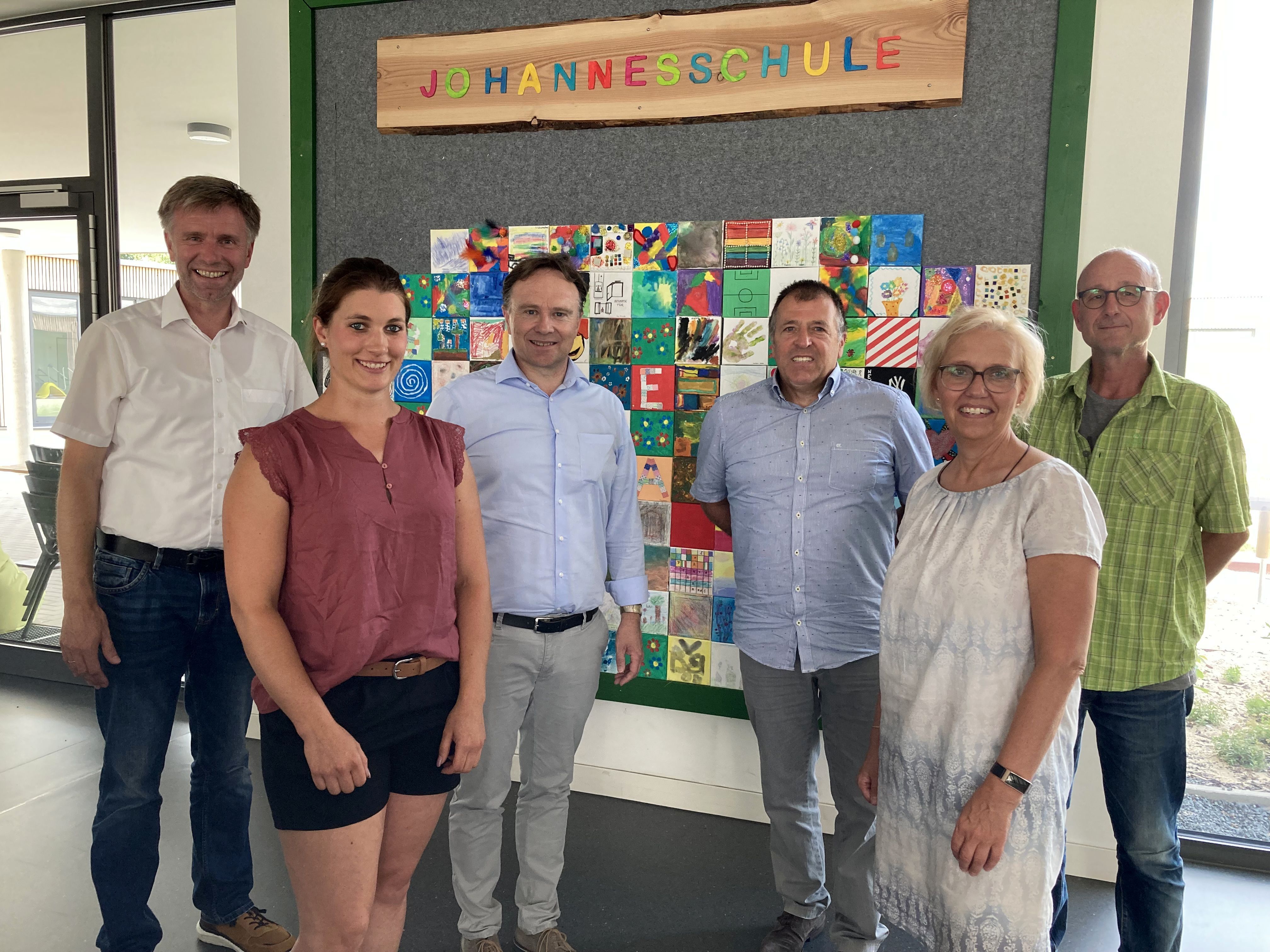 Personen vor der Pinnwand der Johannesschule