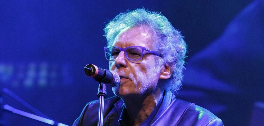 Sänger Reidar Jensen spielt Gitarre auf der Bühne