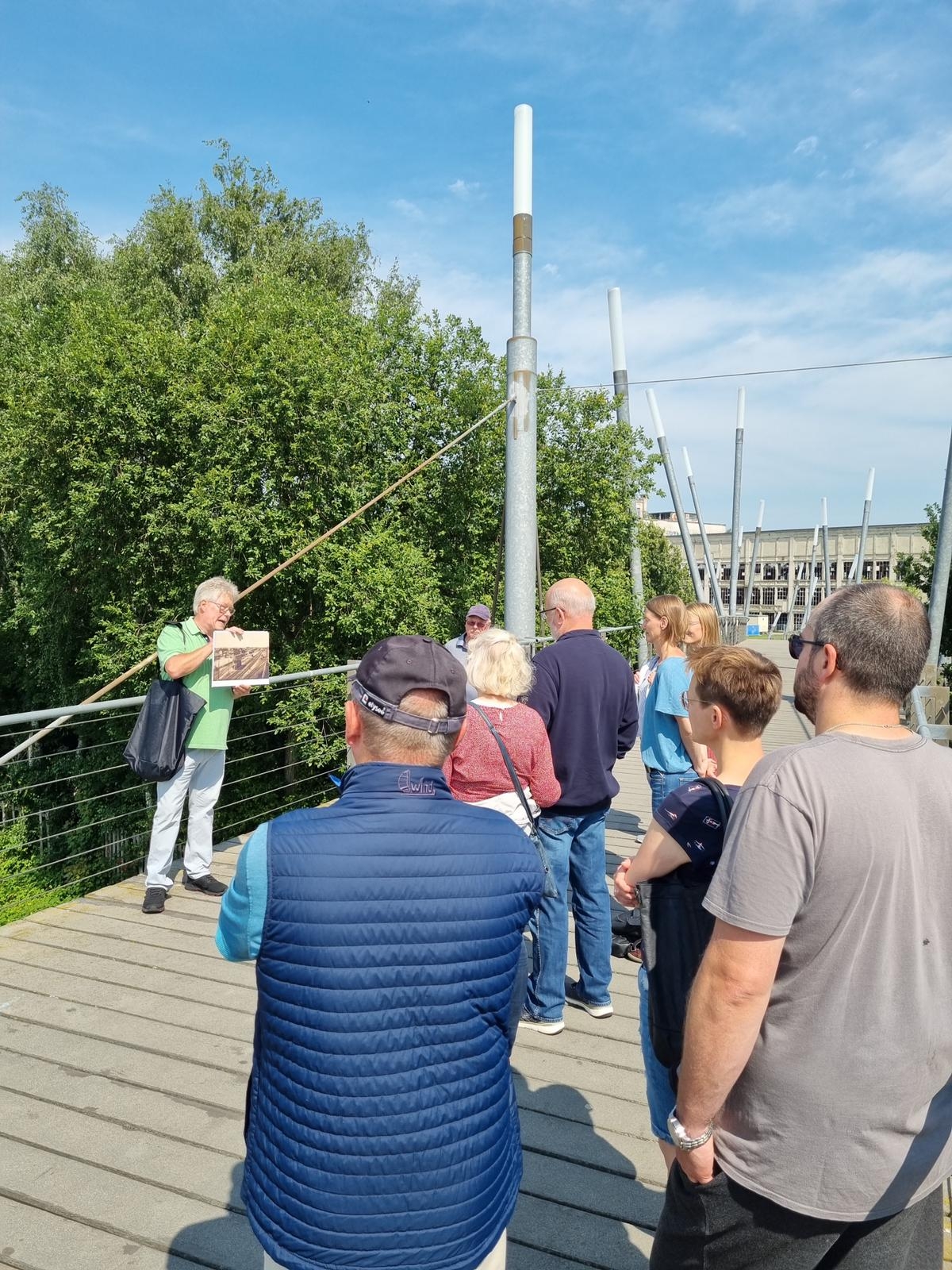 Stadtführer präsentiert Touristen die schönsten Sehenswürdigkeiten aus der Region