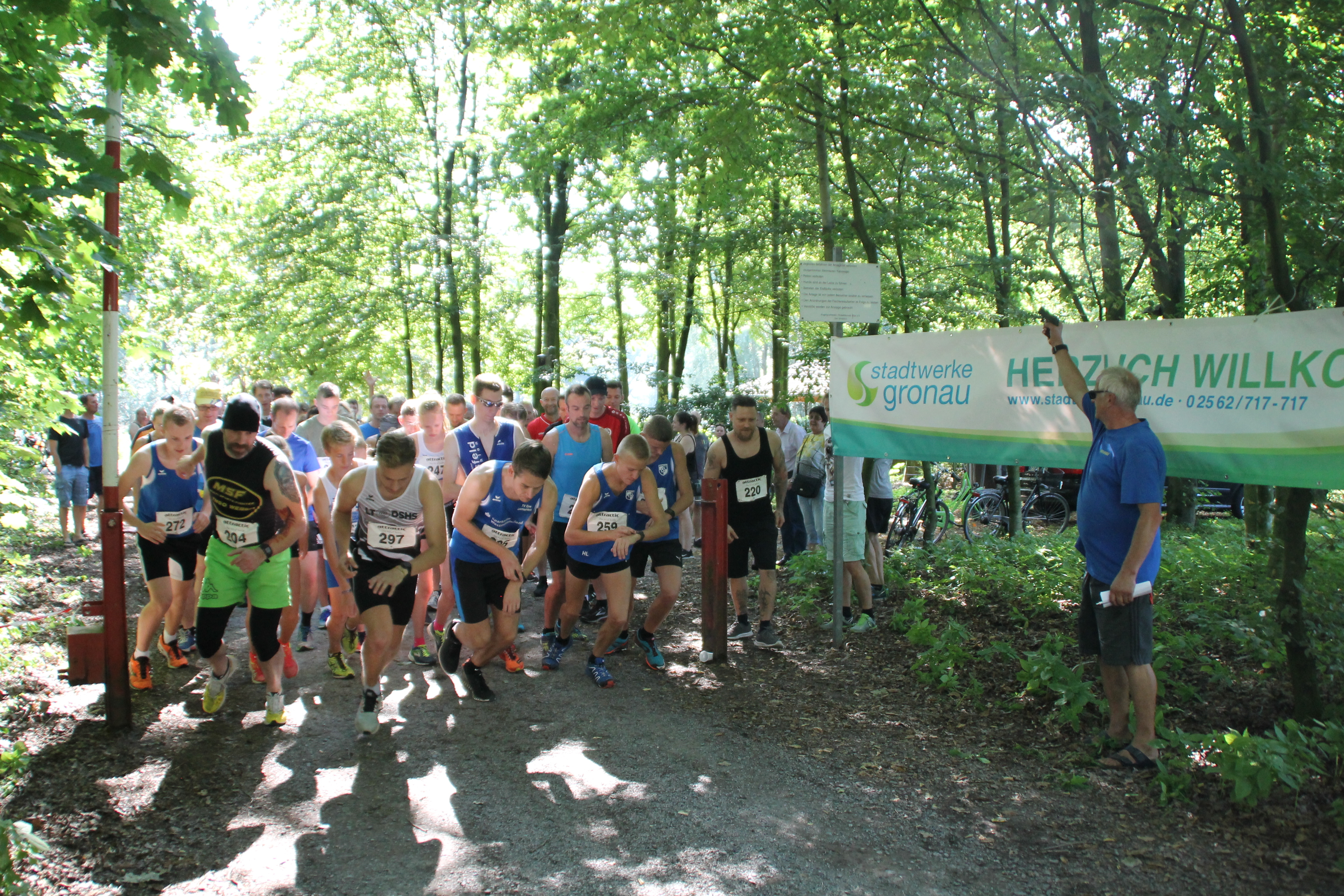 Stadtwerke-Suvival-Lauf: Läufer:innen an der Startrampe