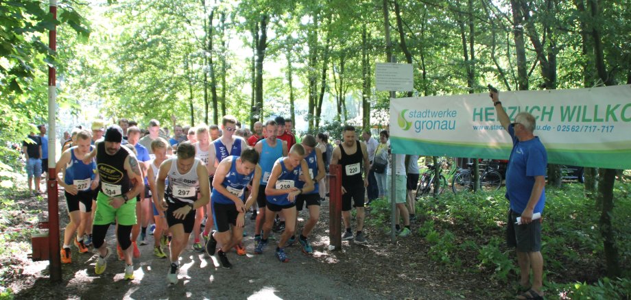 Stadtwerke-Suvival-Lauf: Läufer:innen an der Startrampe