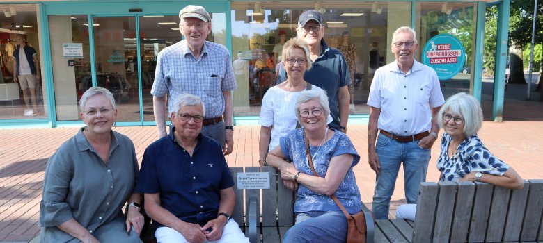Die Besucher:innen aus Bromsgrove an der gestifteten Bank.