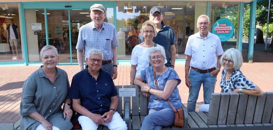 Die Besucher:innen aus Bromsgrove an der gestifteten Bank.