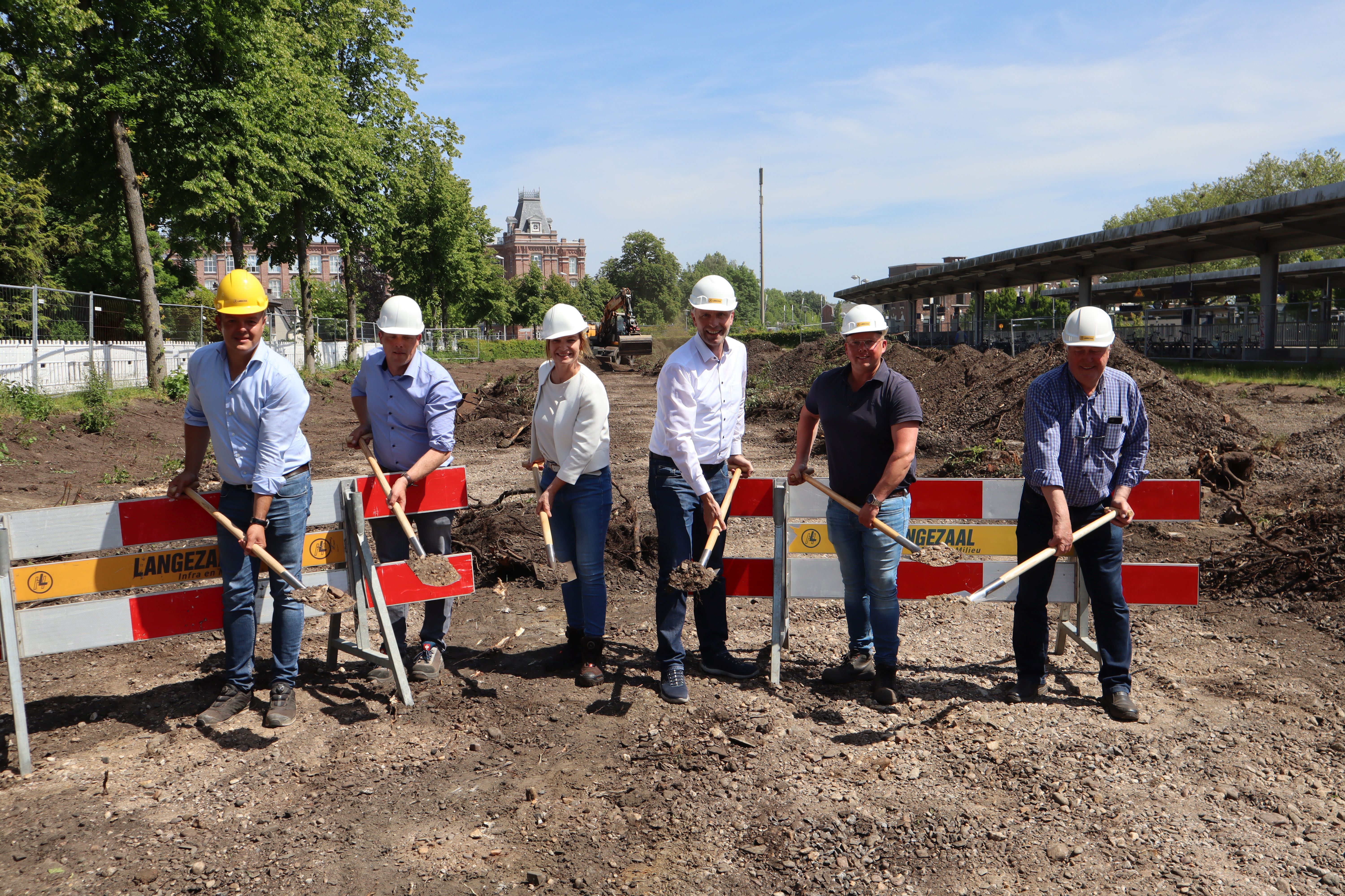 Eine Gruppe mit Spaten auf dem Baugrundstück an der Losserstraße