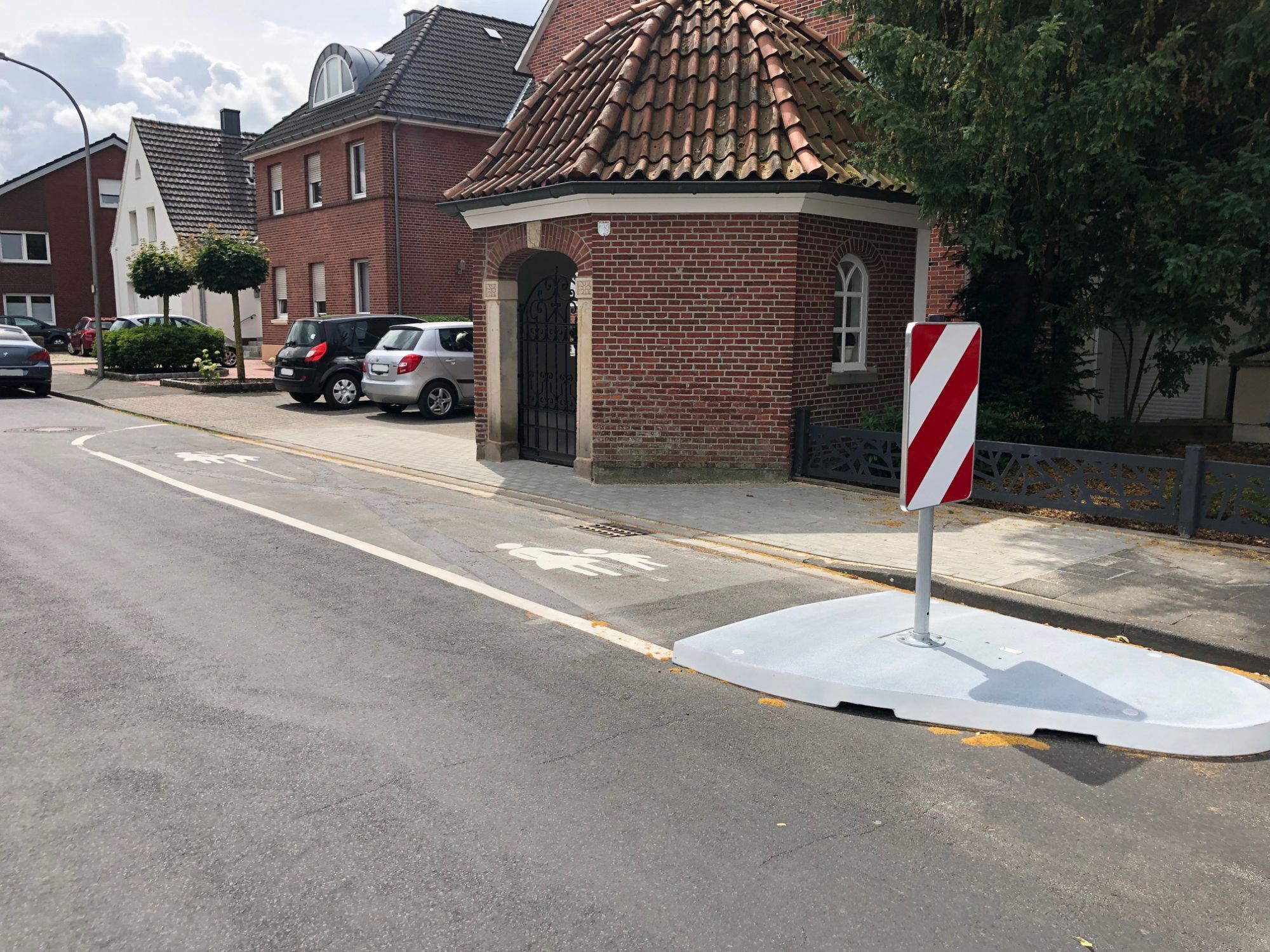 Die neue Verkehrsinsel an der Drostenkapelle.