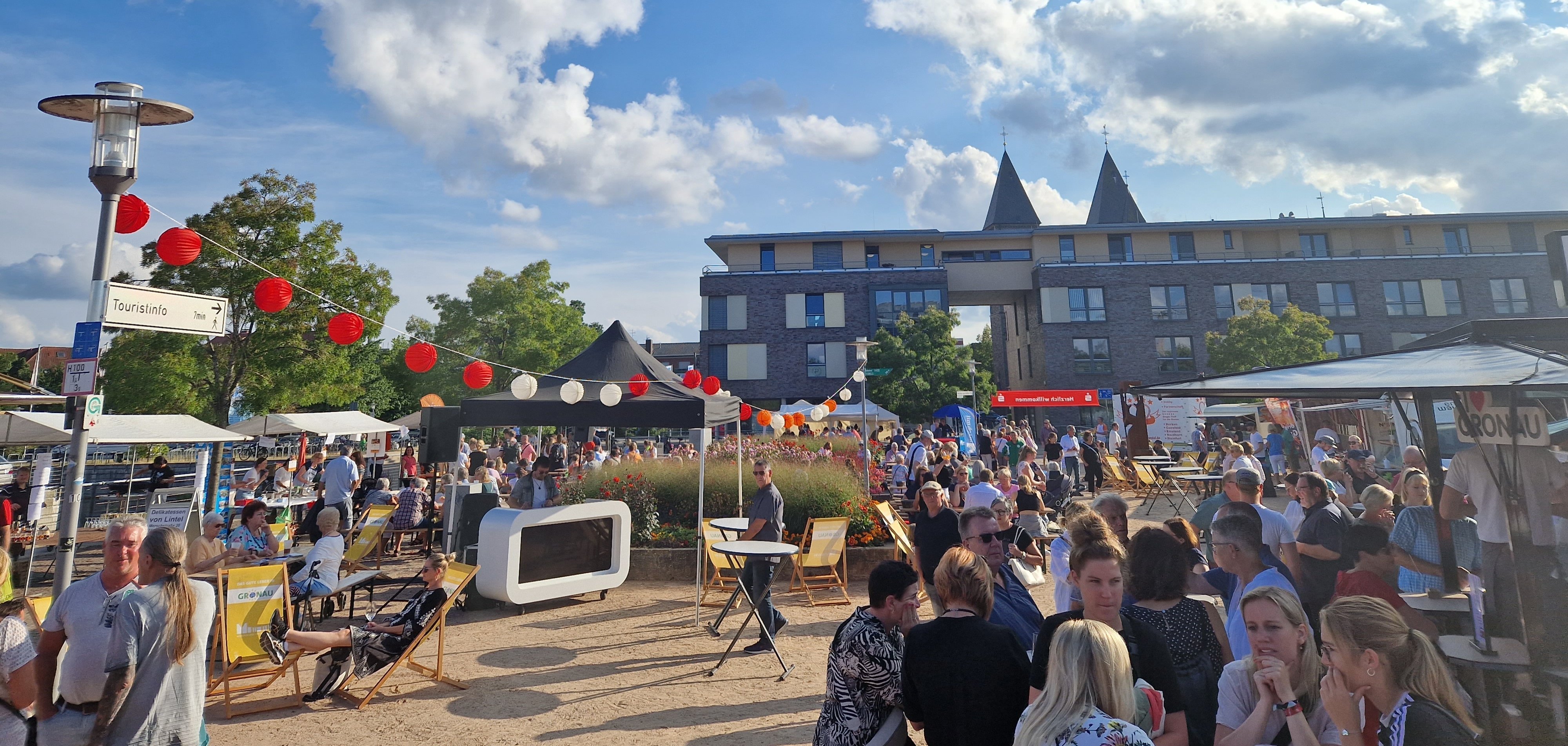 Blick auf das LAGA-Gelände mit vielen Menschen