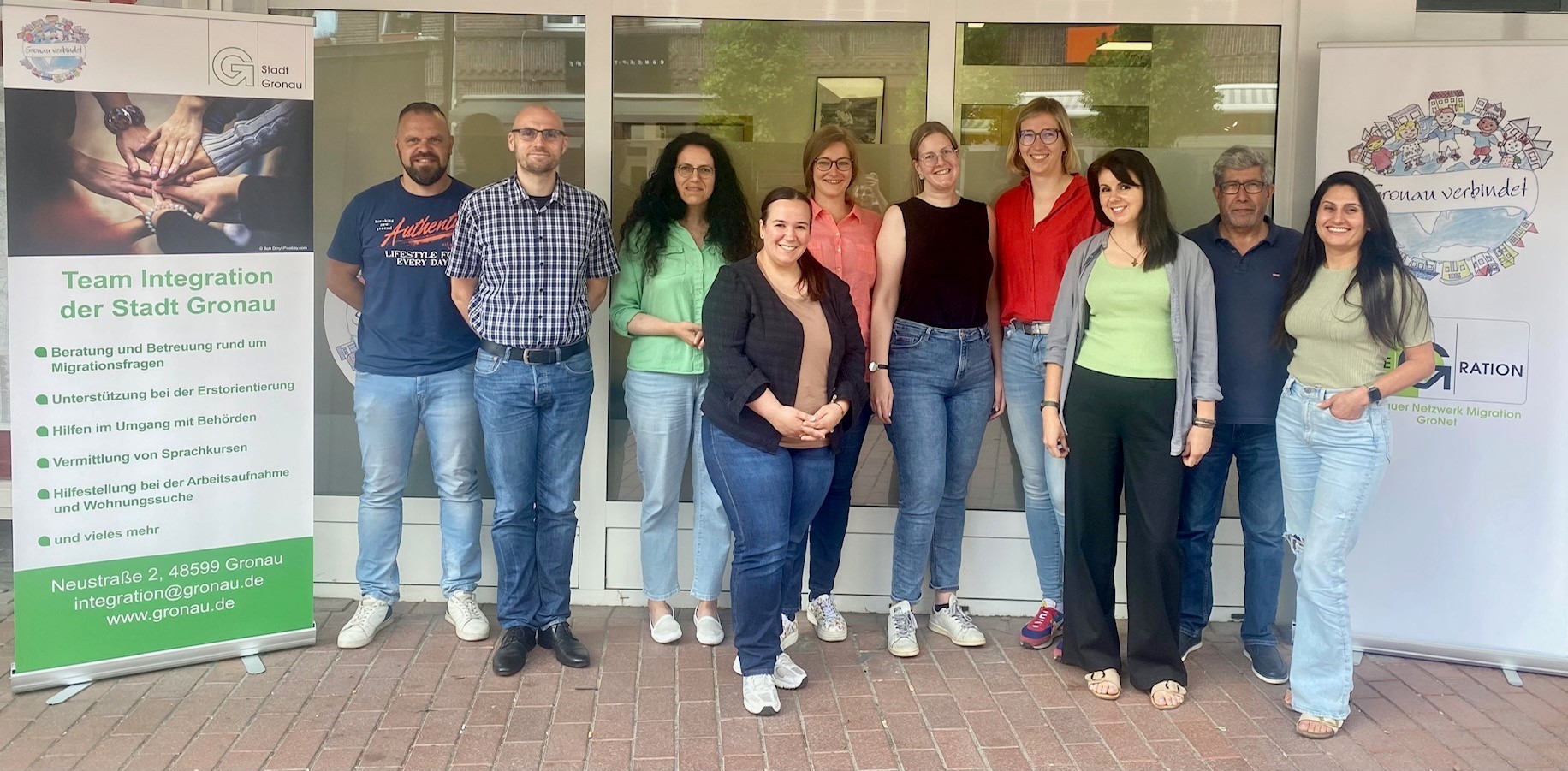 Das Team Integration vor den neuen Büroräumen in der Neustraße