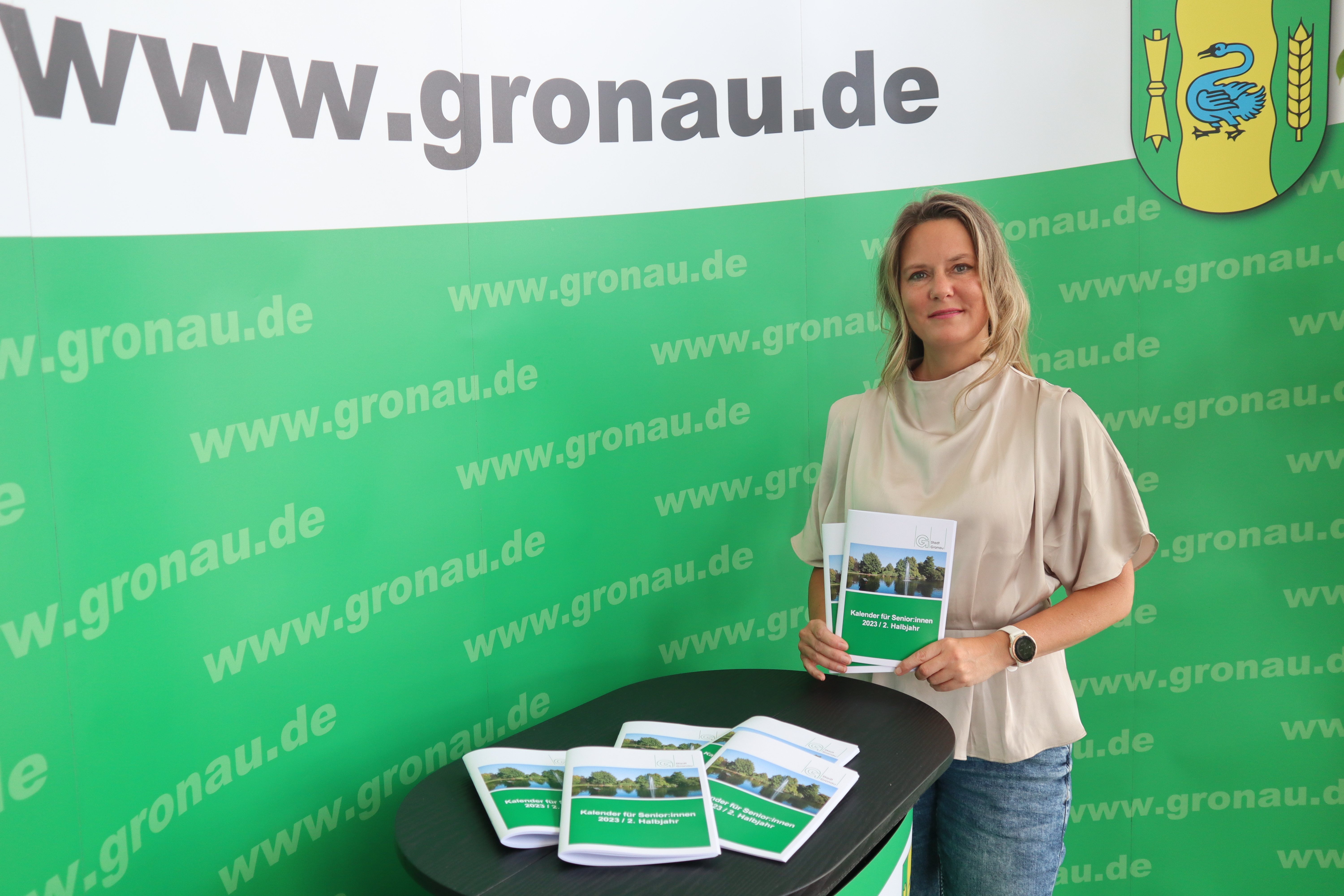 Die Altenhilfekoodinatorin mit den neuen Seniorenkalender