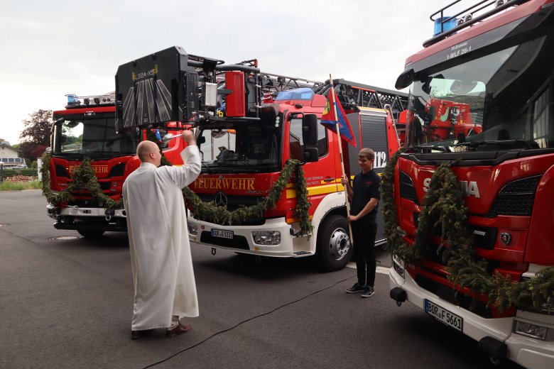 Einsegnung der Fahrzeuge und Fahnen an der Feuer- und Rettungswache