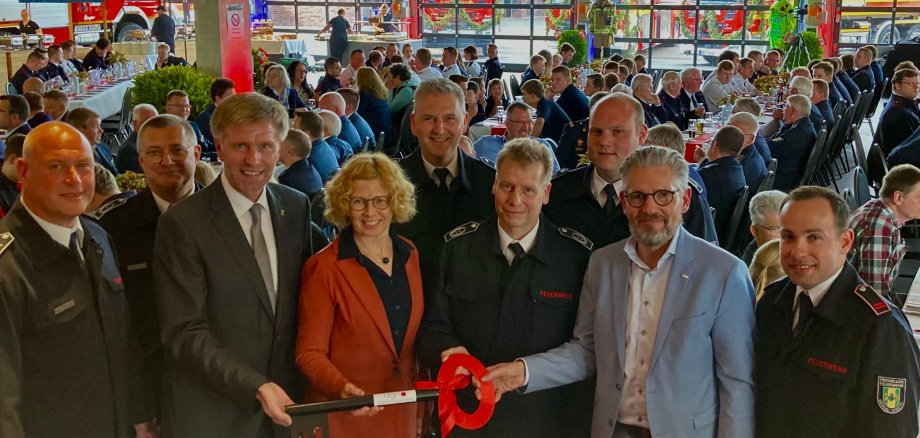 Schlüsselübergabe in der Feuer- und Rettungswache