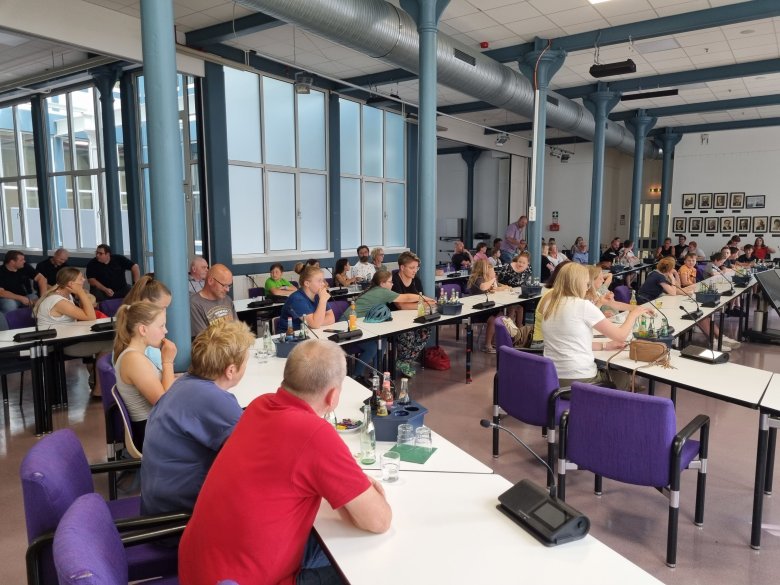 Die Teilnehmenden der Preisverleihung im Ratssaal im Wirtschaftszentrum Gronau.